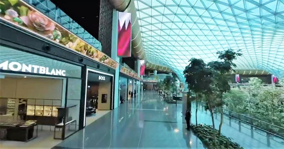 Các cửa hàng sang trọng nhìn ra khu vườn tươi tốt tại khu mở rộng mới của sân bay Hamad. Ảnh: Forbes