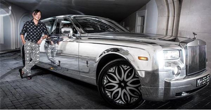 Bên cạnh đó, Stephen Hung còn vung tiền mua một dàn 9 chiếc siêu xe, trong đó có một chiếc Bentley trị giá 1 triệu USD, mui xe đính 100 carat kim cương lấp lánh.