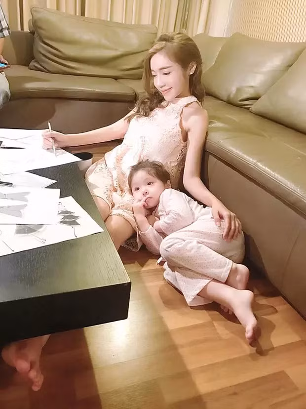 Bên cạnh đó, Elly Trần còn sở hữu bất động sản cả trong và ngoài nước. Tại TP HCM, Elly Trần đang cùng các con sinh hoạt trong một căn hộ cao cấp. Ảnh: FBNV