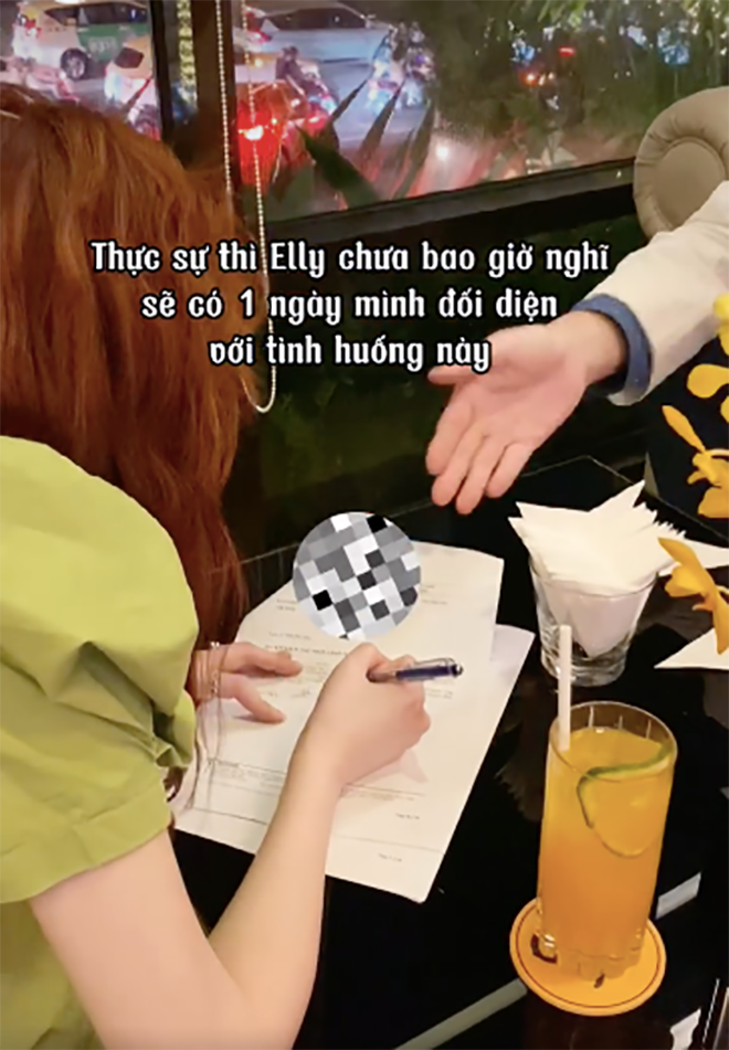 Mới đây, Elly Trần chia sẻ khoảnh khắc gặp luật sự để ký vào đơn ly hôn chồng Tây. Elly Trần không giấu được nỗi u buồn và xót xa khi phải đặt bút chấm dứt cuộc hôn nhân mà mình cố gắng vun đắp. Ảnh: FBNV