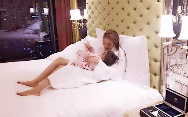 Nội thất trong căn hộ của Elly Trần được thiết kế với tông trắng sang trọng. Ảnh: FBNV