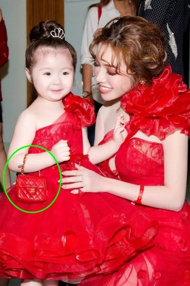 Chiếc túi Chanel phiên bản mini trị giá 70 triệu đồng của con gái Elly Trần. Ảnh: FBNV