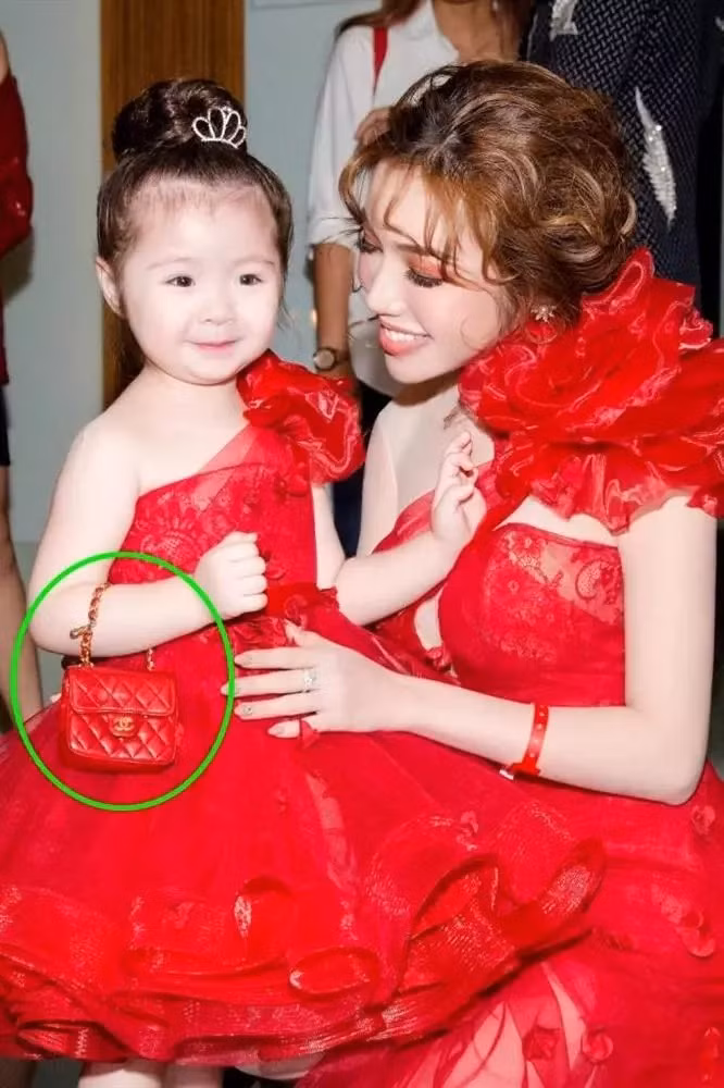 Chiếc túi Chanel phiên bản mini trị giá 70 triệu đồng của con gái Elly Trần. Ảnh: FBNV