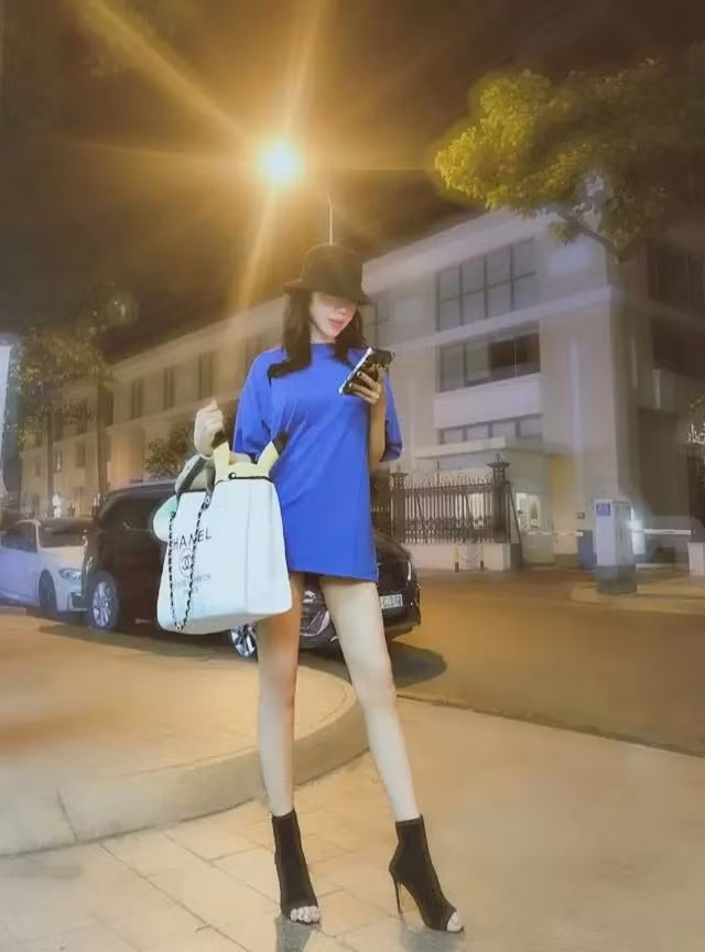 Nhờ chăm chỉ làm việc, bà mẹ 8X thoải mái sắm đồ hiệu đắt đỏ cho mình và con. Ảnh: FBNV