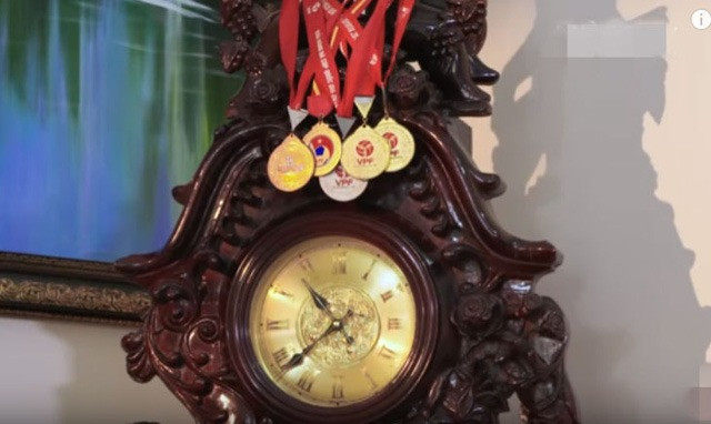 Chiếc đồng hồ treo đầy huy chương trong sự nghiệp sân cỏ của Trọng Hoàng. Ảnh chụp màn hình