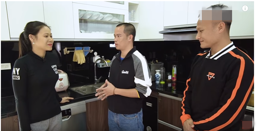 Phòng bếp thiết kế hiện đại, nối liền với phòng khách. Ảnh chụp màn hình