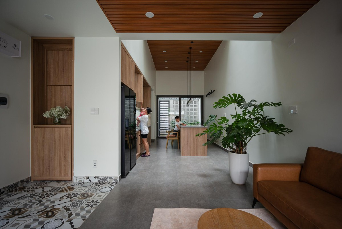 Nhà bếp được nâng cao nhằm đáp ứng nhu cầu tụ họp đông người, đồng thời giúp cha mẹ dễ dàng quan sát con cái ở phòng ngủ phía trên.