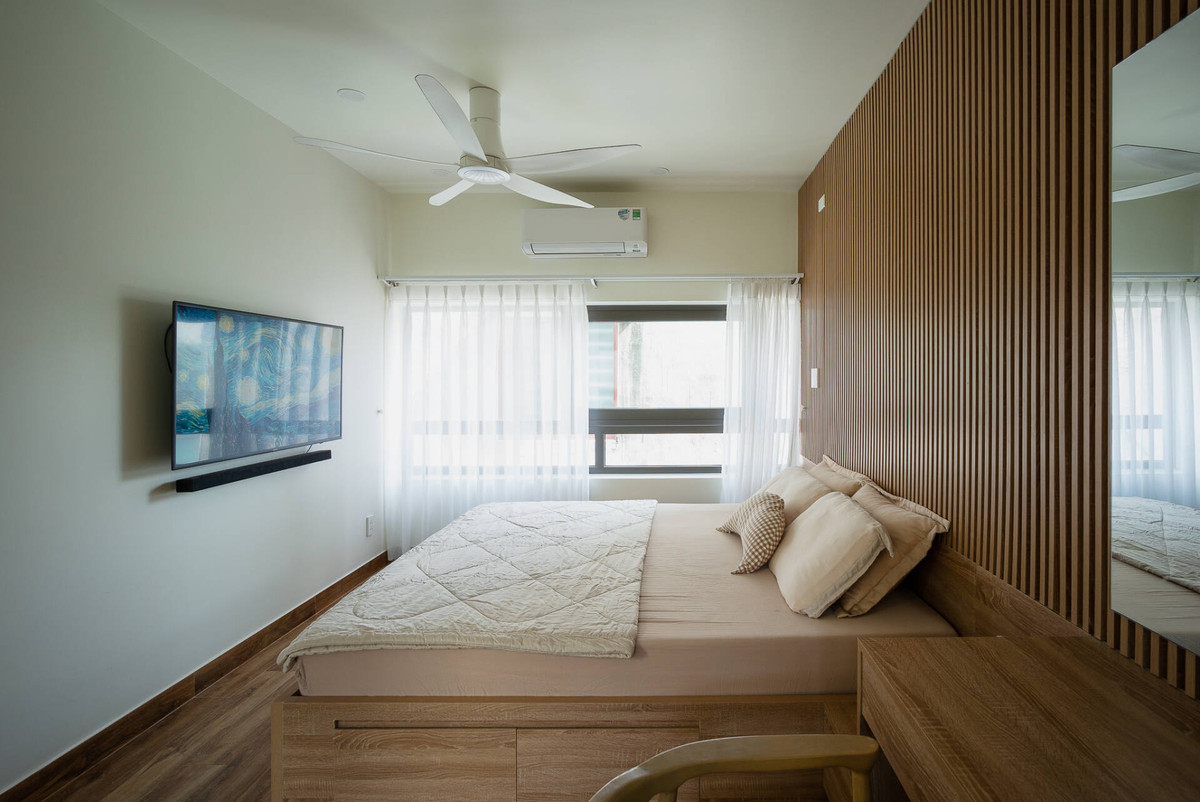 Phòng ngủ nhận ánh sáng và thông gió từ cửa sổ.