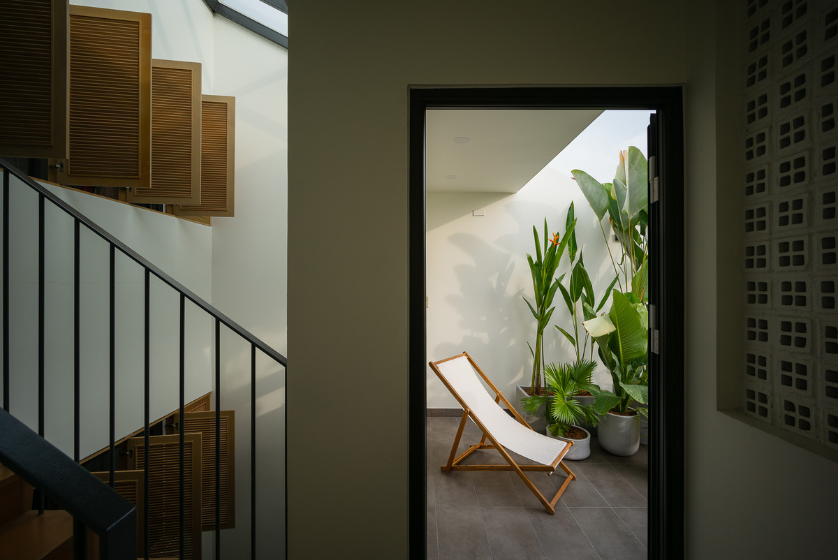 Sân thượng nằm ở khoảng giữa ngôi nhà, được kiến trúc sư chủ động hướng góc nhìn về phía bầu trời.