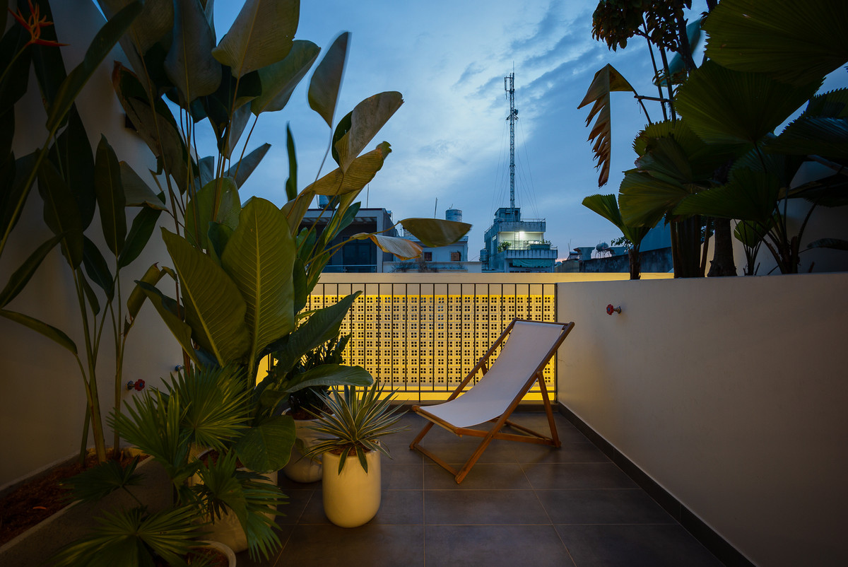 Các cây xanh lớn được bố trí nhiều, biến khoảng sân này trở thành khu vườn nhiệt đới.