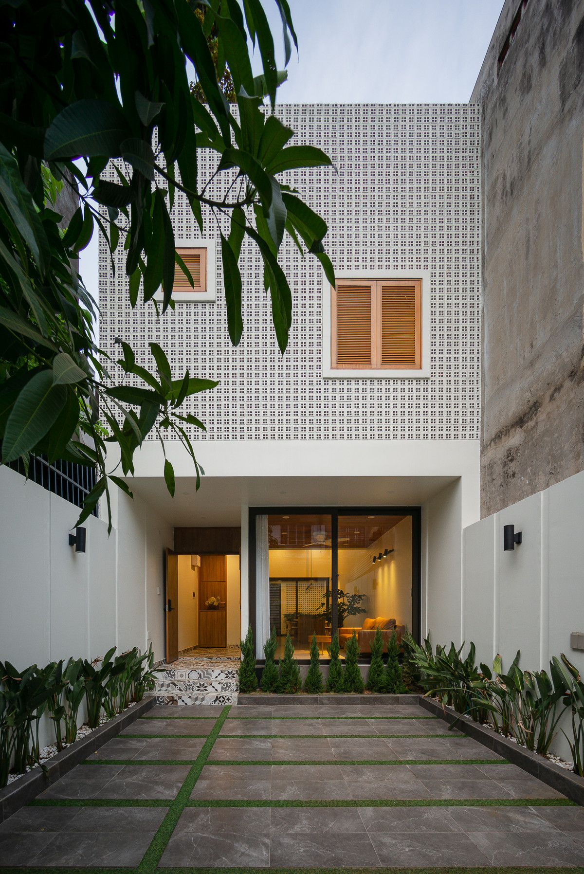 Đặc biệt, gia chủ mong muốn không gian sống được gần gũi với thiên nhiên nhiều nhất có thể, để mọi nơi trong ngôi nhà đều cảm nhận được ánh nắng, làn gió mát và cây xanh.