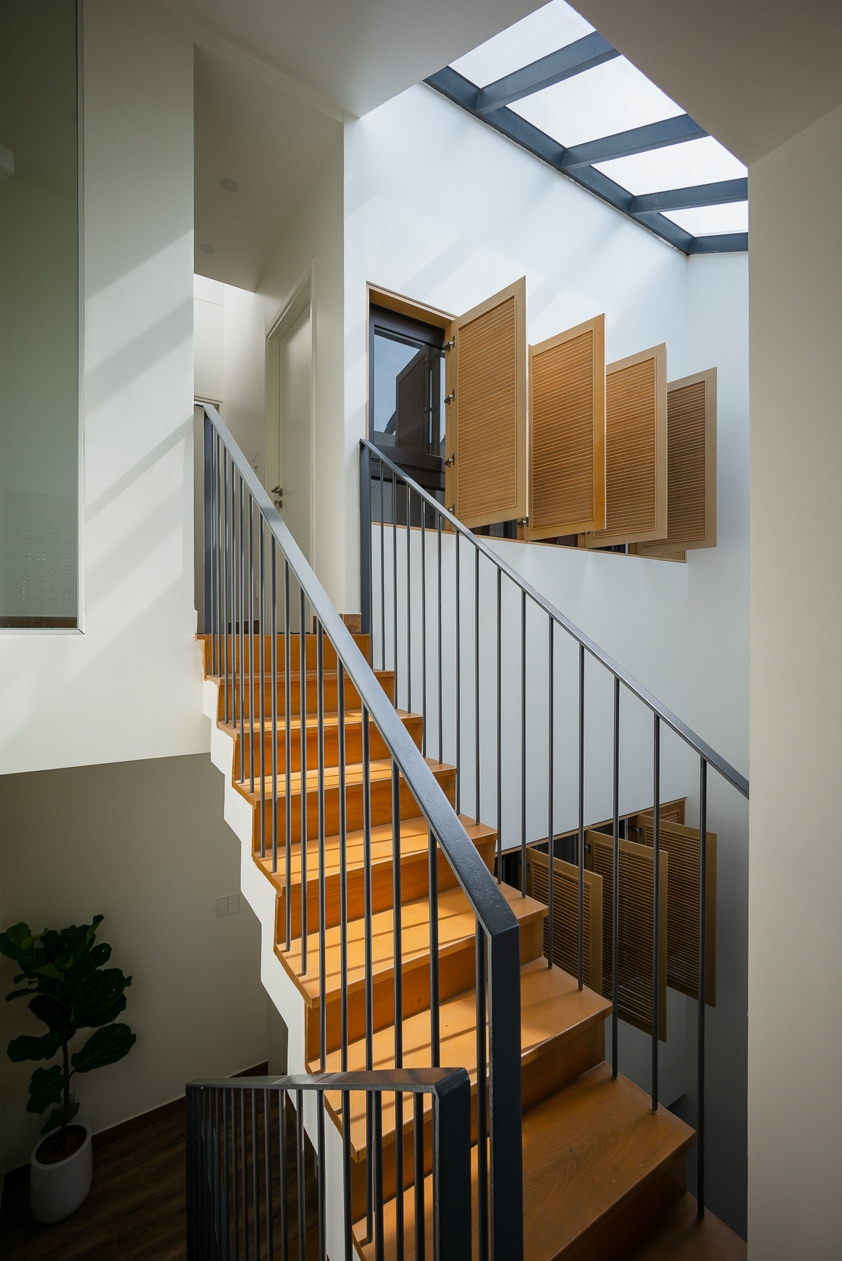 Tận dụng hai khoảng sân trước và sân sau được chừa lại theo tiêu chuẩn quy hoạch của địa phương, phần lõi thang và không gian phụ được đặt gọn về một phía, phần không gian sử dụng còn lại được thông suốt từ trước ra sau.