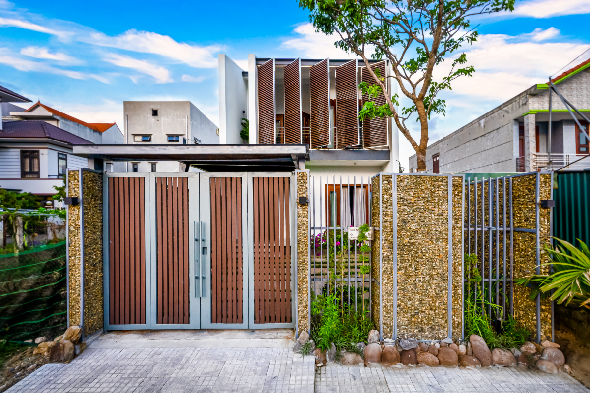 Tọa lạc tại thị trấn Hoàn Lão, Bố Trạch, Quảng Bình đầy nắng và gió, Nunu House giống như một không gian nghỉ dưỡng trong lòng nhà phố.