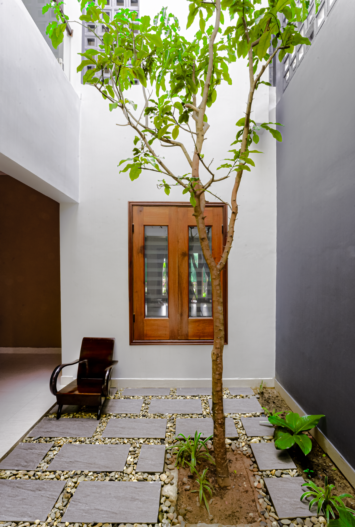 Căn nhà được thiết kế cho một gia đình nhỏ với mong muốn tạo không gian sống gần gũi và phù hợp với khí hậu khắc nghiệt của địa phương.