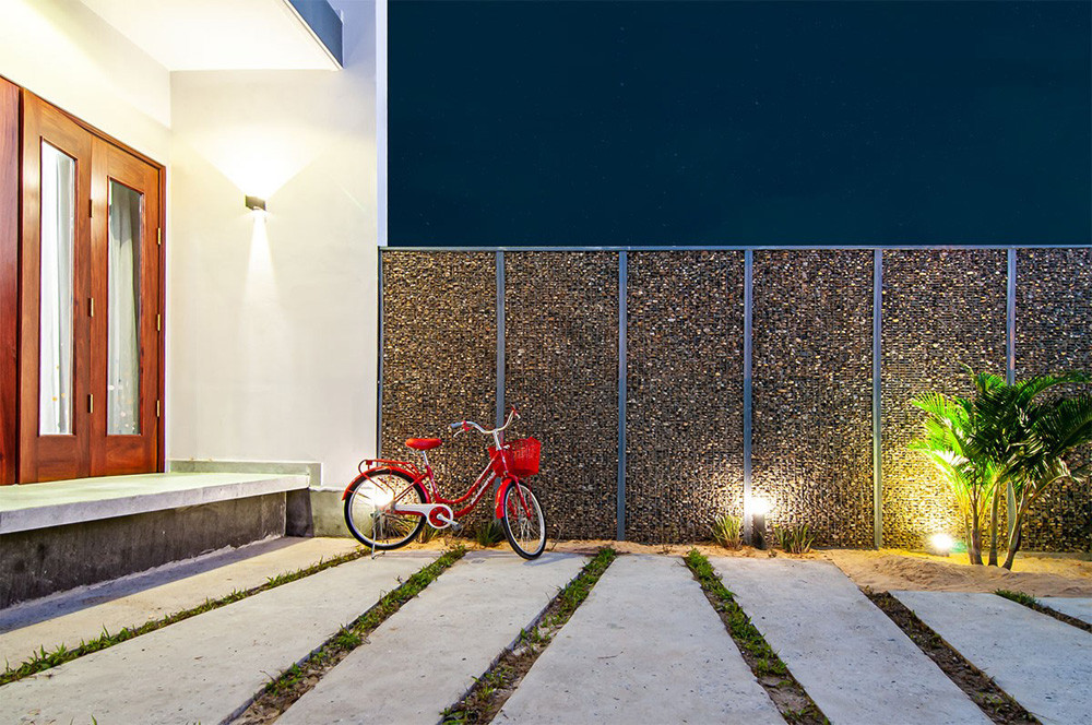 Phần sân trước và sau được thiết kế mảng xanh giúp giảm tác động của nhiệt độ lên căn nhà đáng kể.