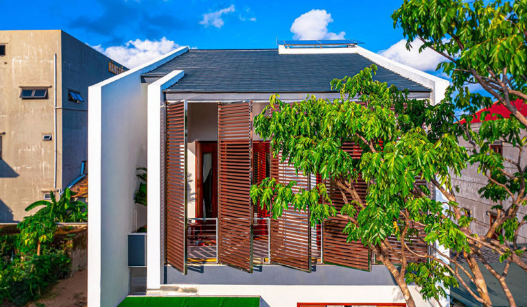 Tại đây, khí hậu có 2 mùa chính: mùa hè khô nóng với gió phơn Tây Nam và mùa Đông lạnh giá vì gió mùa Đông Bắc. Để giải quyết vấn đề này, kiến trúc sư khéo léo sử dụng không gian đệm.