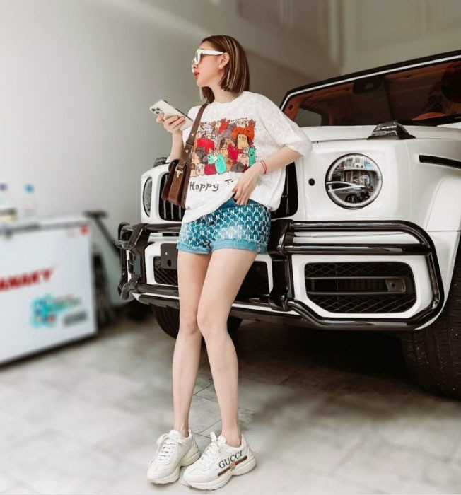 Một thời gian sau, Trang Nemo tậu SUV hạng sang Mercedes-AMG G 63. Trang Nemo còn chi thêm tiền để độ nội thất màu cam theo phong cách Hermes, ước tính giá lăn bánh không dưới 10 tỷ đồng. Ảnh: FBNV