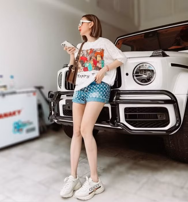 Một thời gian sau, Trang Nemo tậu SUV hạng sang Mercedes-AMG G 63. Trang Nemo còn chi thêm tiền để độ nội thất màu cam theo phong cách Hermes, ước tính giá lăn bánh không dưới 10 tỷ đồng. Ảnh: FBNV