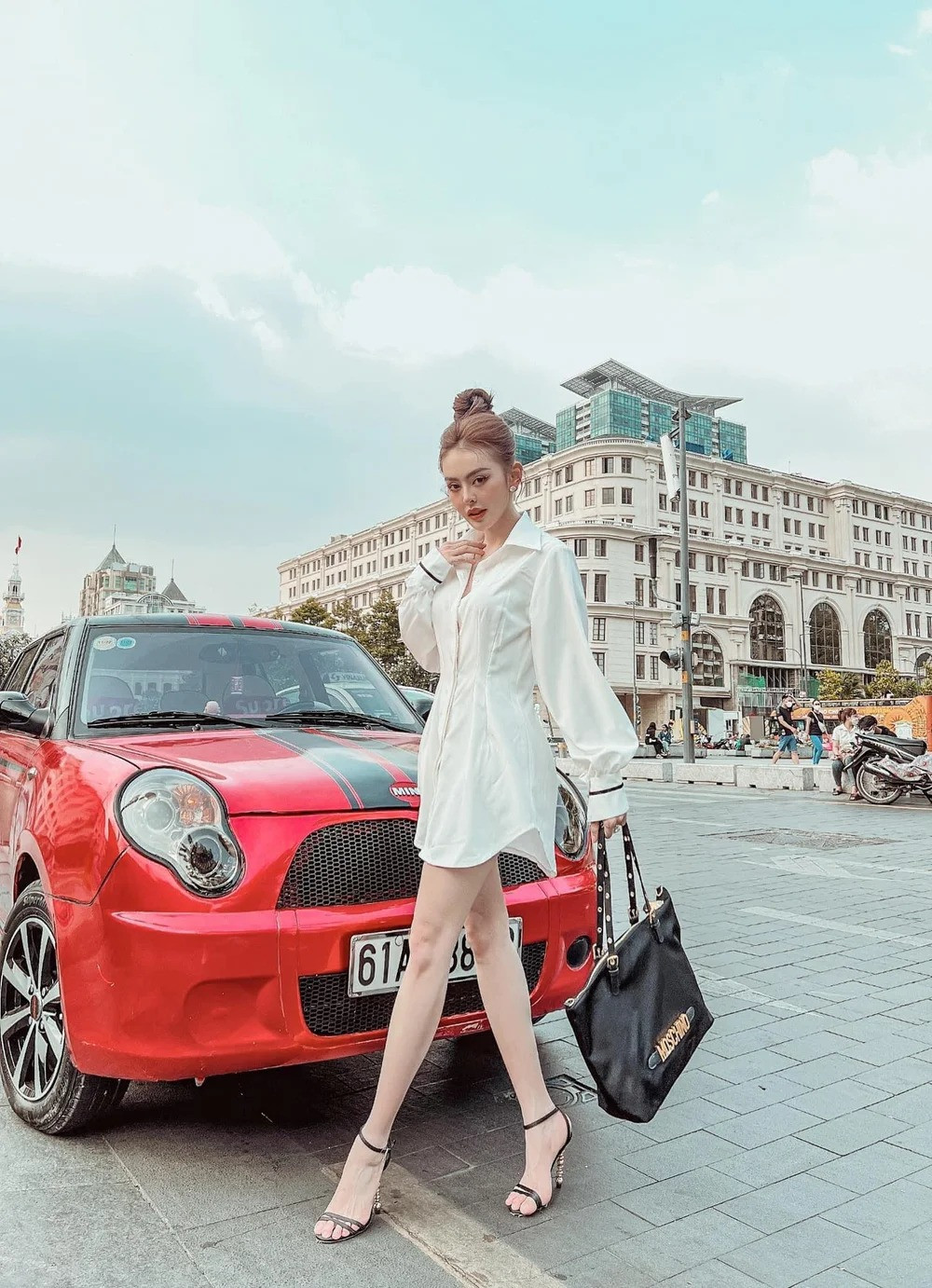 Bên cạnh đó, Trang Nemo còn thường xuyên check-in bên chiếc Mini Cooper màu đỏ đời cũ mang biển số của tỉnh Bình Dương. Ảnh: FBNV