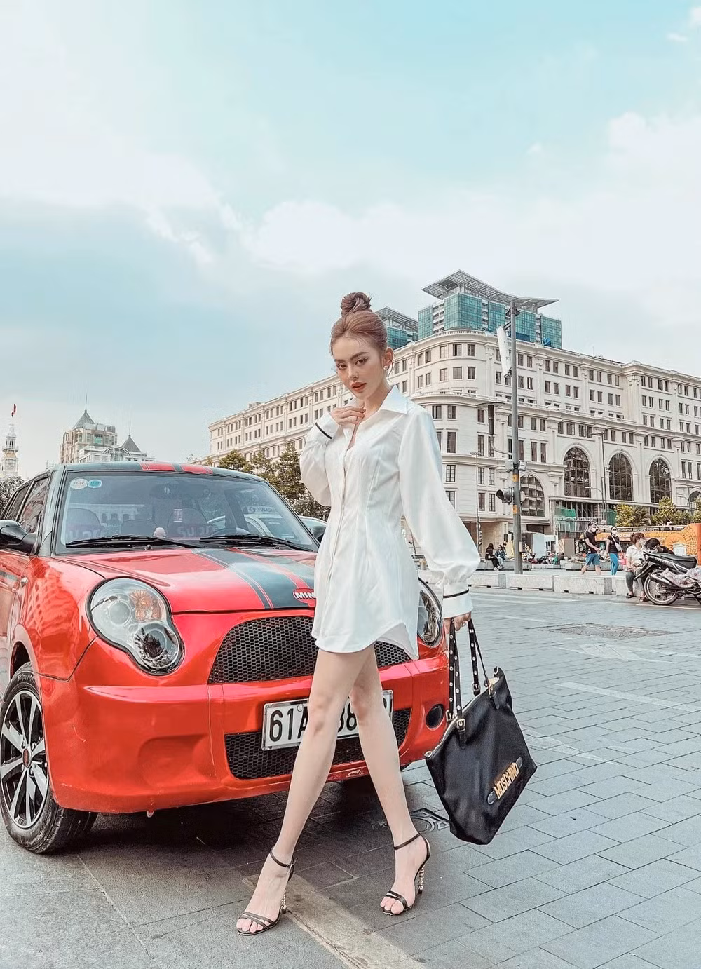 Bên cạnh đó, Trang Nemo còn thường xuyên check-in bên chiếc Mini Cooper màu đỏ đời cũ mang biển số của tỉnh Bình Dương. Ảnh: FBNV