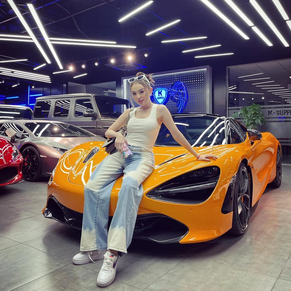 Chưa đầy 1 tháng kể từ ngày tậu Mercedes-AMG G 63, Trang Nemo chơi lớn khi bổ sung chiếc McLaren 720S Spider màu cam trị giá khoảng 23-24 tỷ đồng. Ảnh: FBNV