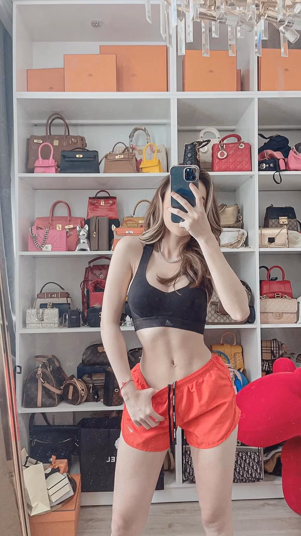 Ngoài siêu xe, hot girl Trang Nemo còn mê hàng hiệu. Tủ đồ của Trang Nemo có nhiều túi xách đến từ các nhà mốt đình đám như Hermes Birkin, Louis Vuitton, Chanel, Dior, Gucci...Ảnh: FBNV