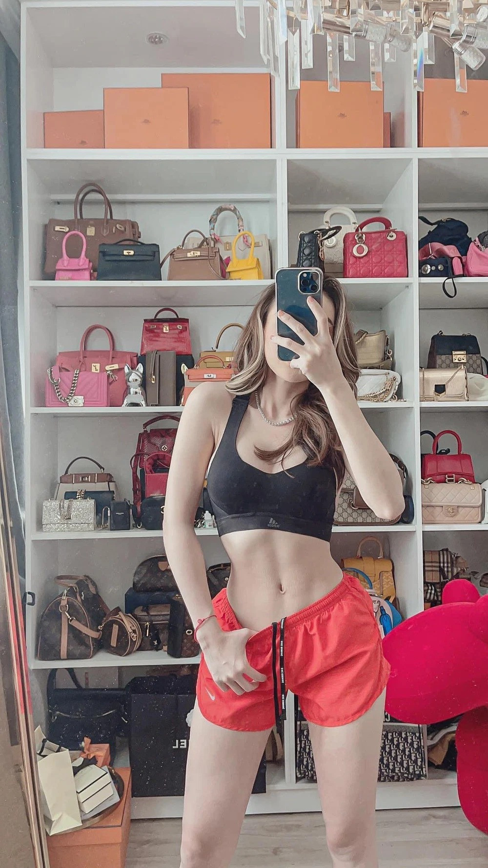 Ngoài siêu xe, hot girl Trang Nemo còn mê hàng hiệu. Tủ đồ của Trang Nemo có nhiều túi xách đến từ các nhà mốt đình đám như Hermes Birkin, Louis Vuitton, Chanel, Dior, Gucci...Ảnh: FBNV