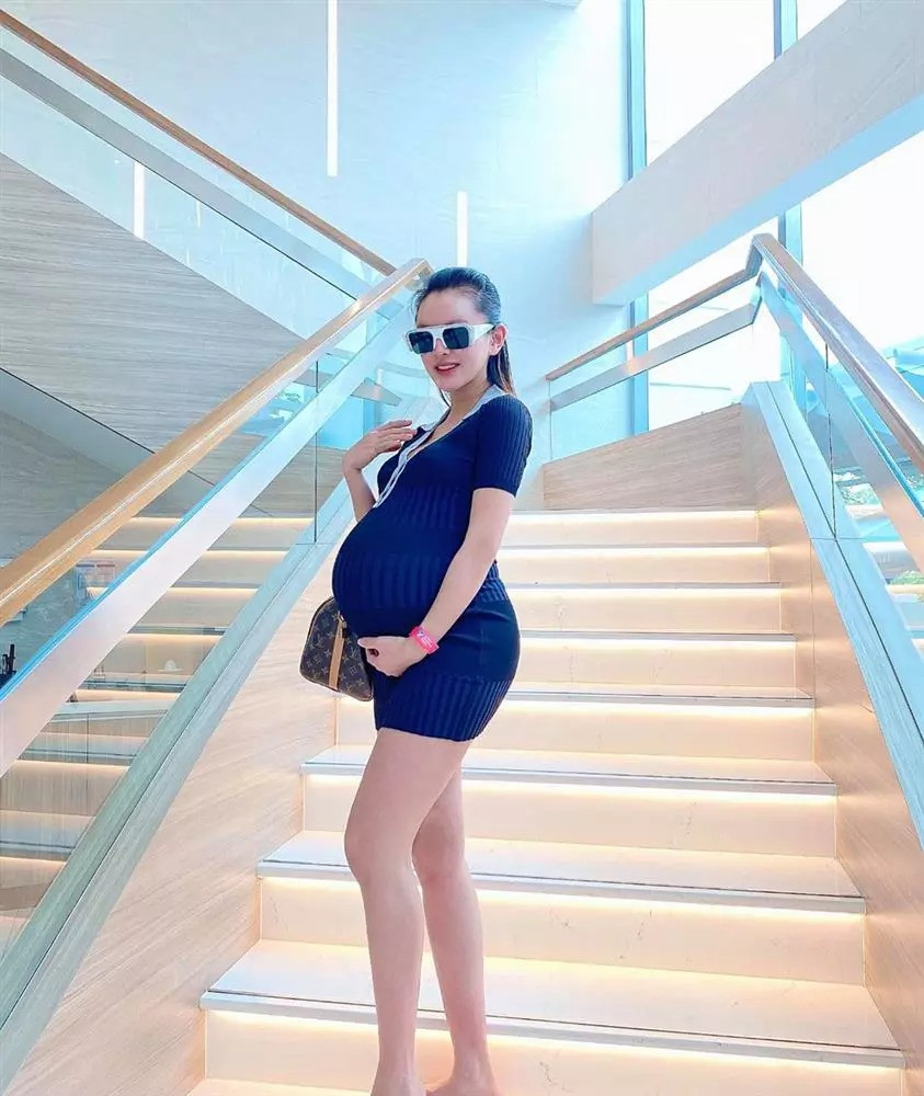 Khi sinh con trai đầu lòng, Trang Nemo lựa chọn vượt cạn tại một bệnh viện quốc tế nổi tiếng với chi phí gần trăm triệu đồng. Ảnh: FBNV