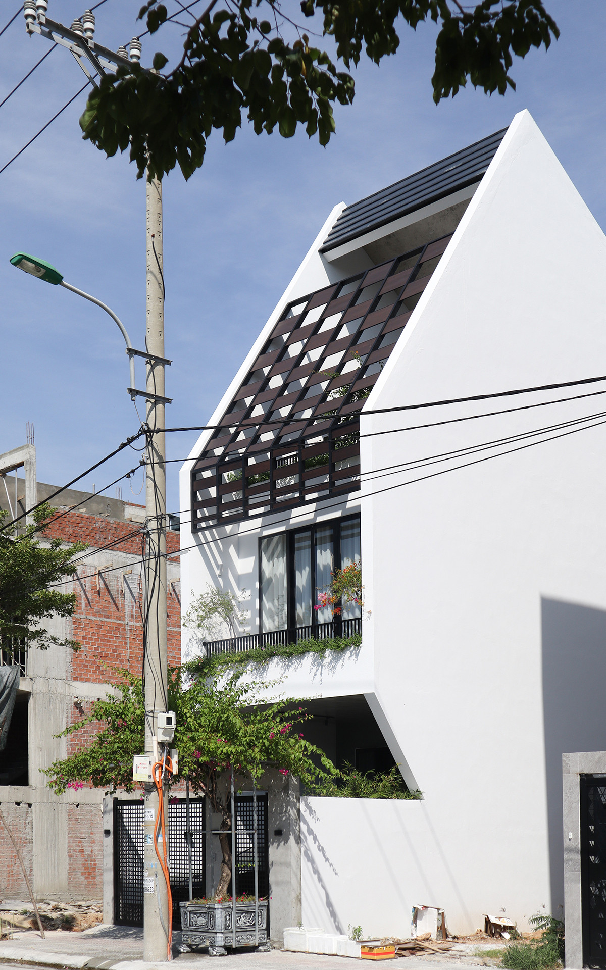 Bên cạnh đó, hệ lam còn giúp giảm được bức xạ nhiệt cũng như tác động của những trận mưa nặng hạt ở miền Trung Việt Nam.