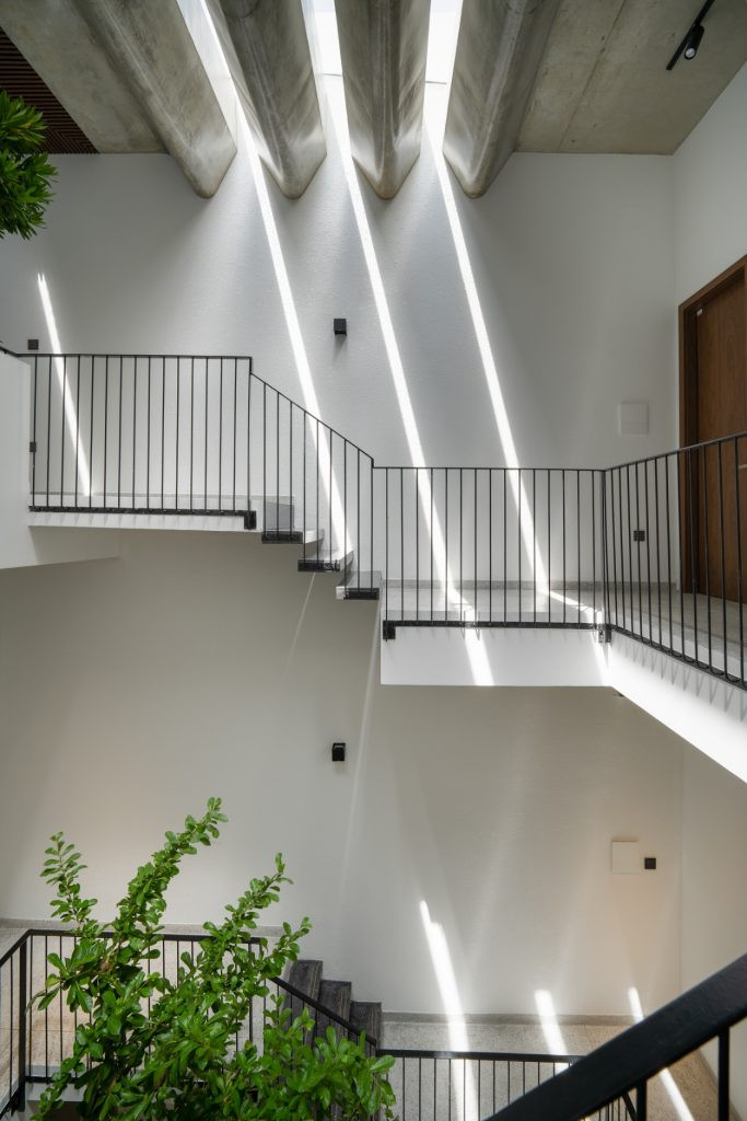 Tại ô thông tầng, kiến trúc sư sử dụng một hệ lam bê tông đúc sẵn thay vì những giải pháp truyền thống.