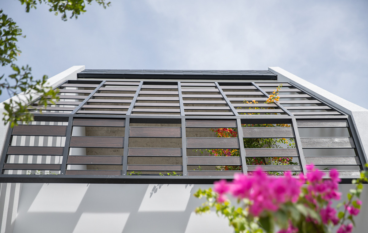 Tuy nhiên, kiến trúc sư đã có một chút cách tân ở hệ lam, để hài hòa với tổng thể công trình.