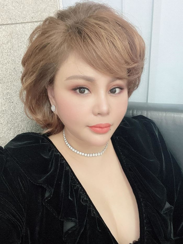 Đeo đeo kim cương “theo lố”, nghệ sĩ Lê Giang giàu cỡ nào? Deo deo kim cuong “theo lo”, nghe si Le Giang giau co nao?