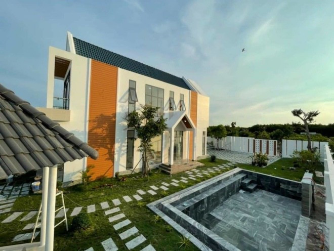 Mới đây, nữ diễn viên khiến dân tình ngưỡng mộ khi tậu biệt thự 10 tỷ hoành tráng. Ảnh: FBNV