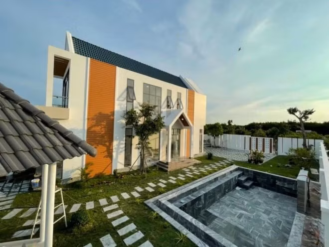 Mới đây, nữ diễn viên khiến dân tình ngưỡng mộ khi tậu biệt thự 10 tỷ hoành tráng. Ảnh: FBNV