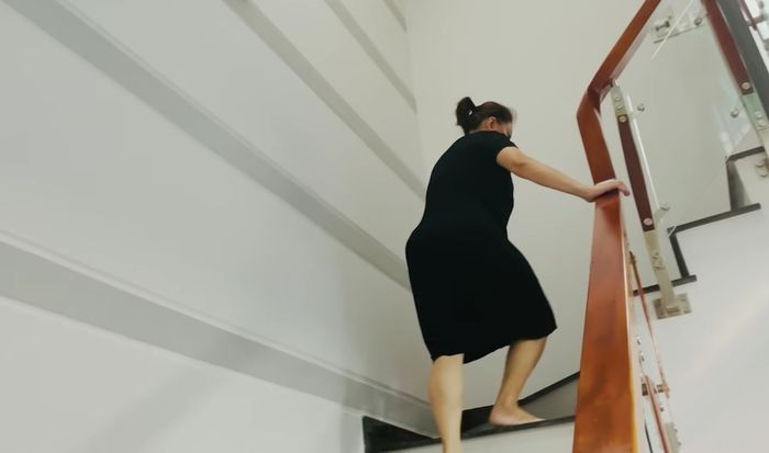 Trong nhà, 4 mẹ con nữ danh hài có thể thỏa thích tập thể dục, bày tiệc ăn uống thậm chí đạp xe trong phòng khách hay trên sân thượng, Ảnh chụp màn hình