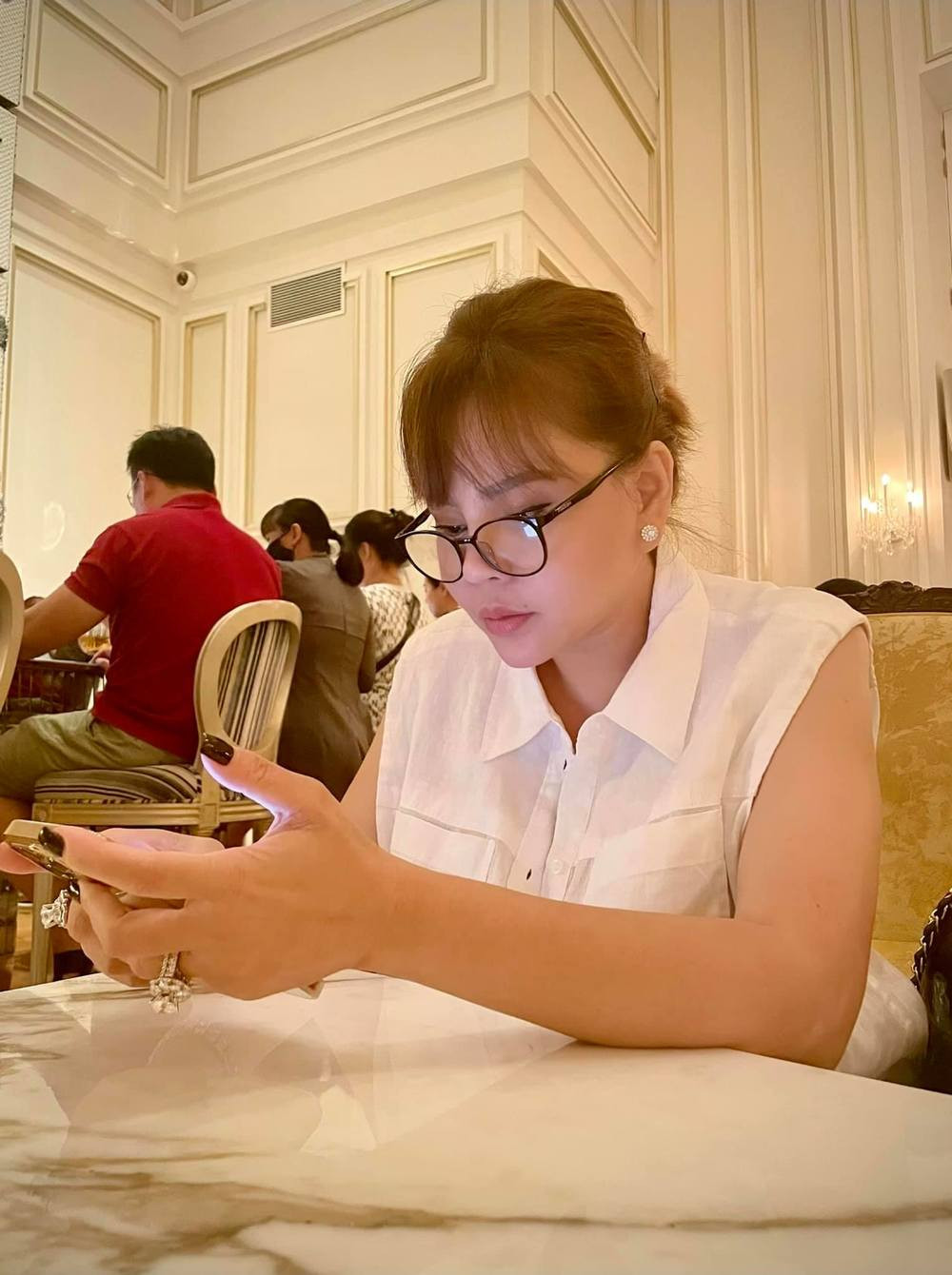 Trên trang cá nhân, nữ diễn viên ngày càng chuộng khoe những món trang sức lấp lánh, bao gồm cả nhẫn kim cương "khủng" trên tay...Ảnh: FBNV