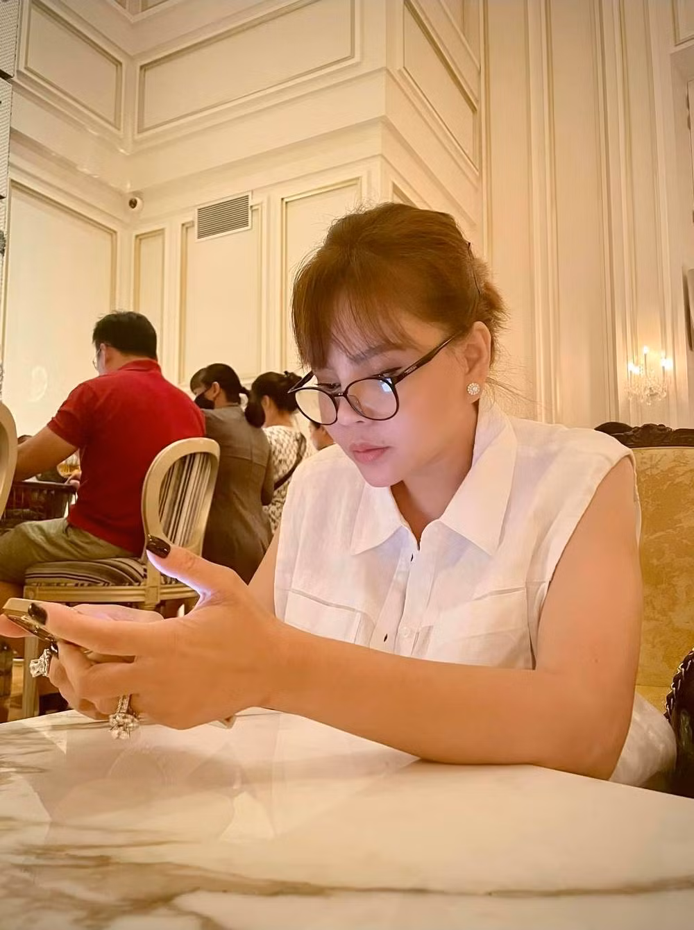 Trên trang cá nhân, nữ diễn viên ngày càng chuộng khoe những món trang sức lấp lánh, bao gồm cả nhẫn kim cương "khủng" trên tay...Ảnh: FBNV