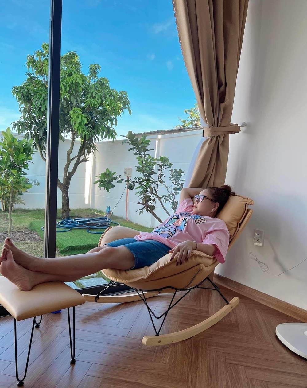 Nữ nghệ sĩ thư thái trong biệt thự tận hưởng niềm vui cuộc sống. Ảnh: FB Nguyễn Lê Giang