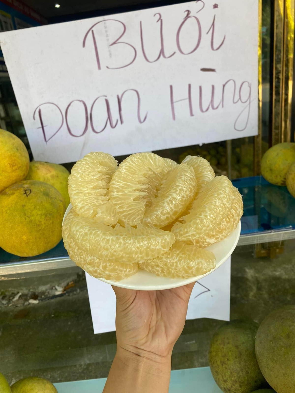 Tương tự, bưởi Đoan Hùng cũng được rao bán với giá chỉ 350.000 đồng/bao 60 quả. Tính ra, mỗi quả bưởi chỉ hơn 5.000 đồng loại 4 - 6 lạng. Ảnh: Facebook