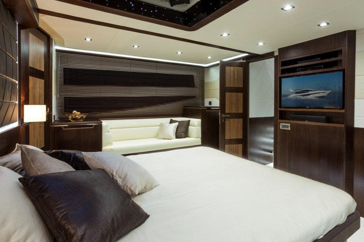 Mẫu du thuyền này được cấu tạo bằng chất liệu hợp kim đặc trưng, với những vòm cửa sổ thoáng rộng và lớp cửa kính trong vắt để khoang thuyền luôn tràn ngập ánh sáng thiên nhiên. Ảnh: FLC Yacht Club