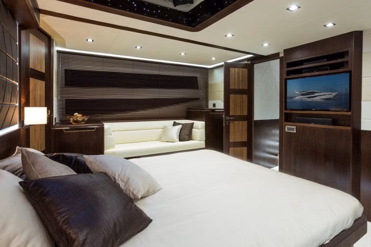 Mẫu du thuyền này được cấu tạo bằng chất liệu hợp kim đặc trưng, với những vòm cửa sổ thoáng rộng và lớp cửa kính trong vắt để khoang thuyền luôn tràn ngập ánh sáng thiên nhiên. Ảnh: FLC Yacht Club