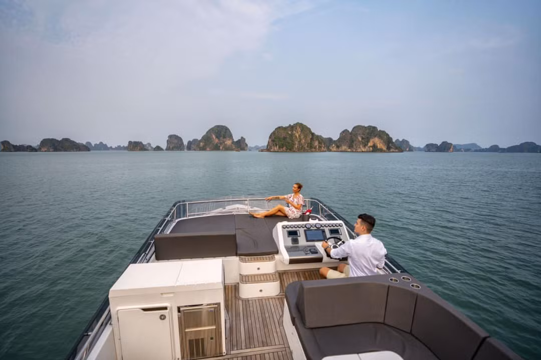 Du thuyền có chiều dài thiết kế 16,62 m; chiều dài lớn nhất 21,95 m; chiều rộng thiết kế 4,88 m; chiều rộng lớn nhất 5,25 m; chiều cao mạn 3,15 m; chiều chìm 1,15 m (Mạn khô 2,000 m; Vật liệu vỏ FRP). Ảnh: FLC Yacht Club