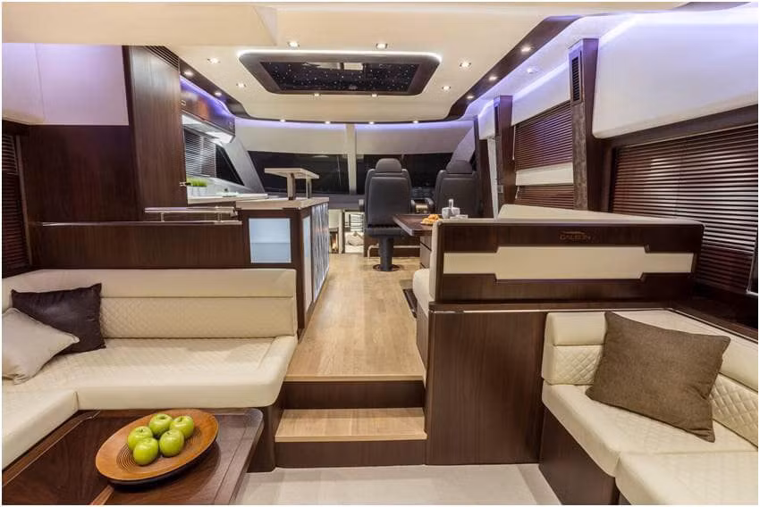 FLC Albatross được trang bị động cơ công suất 1200 mã lực, kết hợp hệ thống thủy lực và thiết bị định vị hiện đại, giúp du thuyền vận hành hiệu quả ở những vùng sóng mạnh. Ảnh: FLC Yacht Club