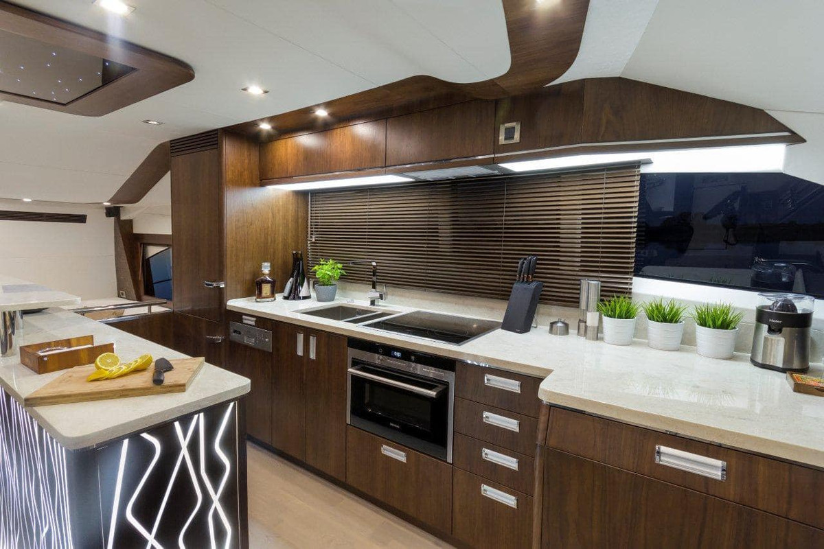 Khu vực bếp tiện nghi. Ảnh: FLC Yacht Club