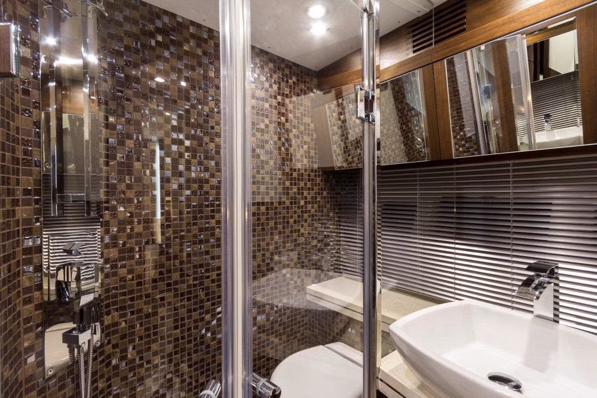 Phòng tắm hiện đại. Ảnh: FLC Yacht Club