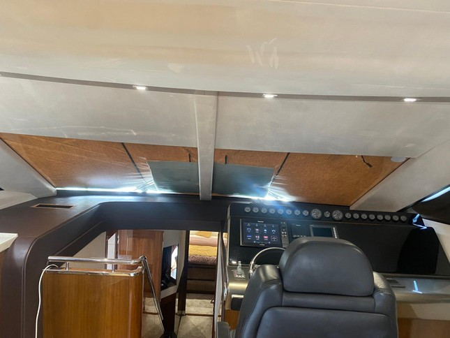 Nội thất trong du thuyền của FLC được thiết kế bằng chất liệu cao cấp với khoang chính ở bên trên khá rộng. Đây là khu vực gồm vị trí lái chính, quầy ăn tối và giải trí. Ảnh: Tiền phong