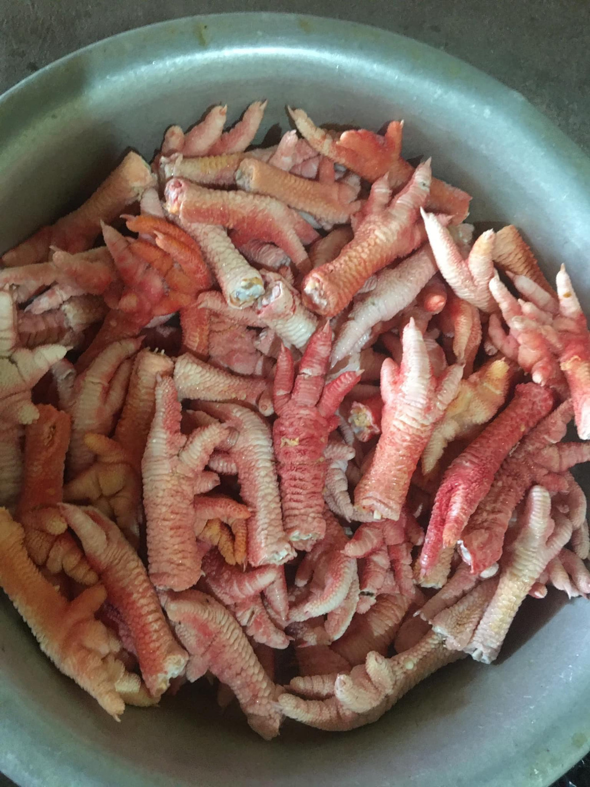 Trên thị trường, chân gà Đông Tảo được bán với giá từ 370.000 - 1,3 triệu đồng/kg, tuỳ loại chân to, nhỏ khác nhau. Ảnh: Facebook