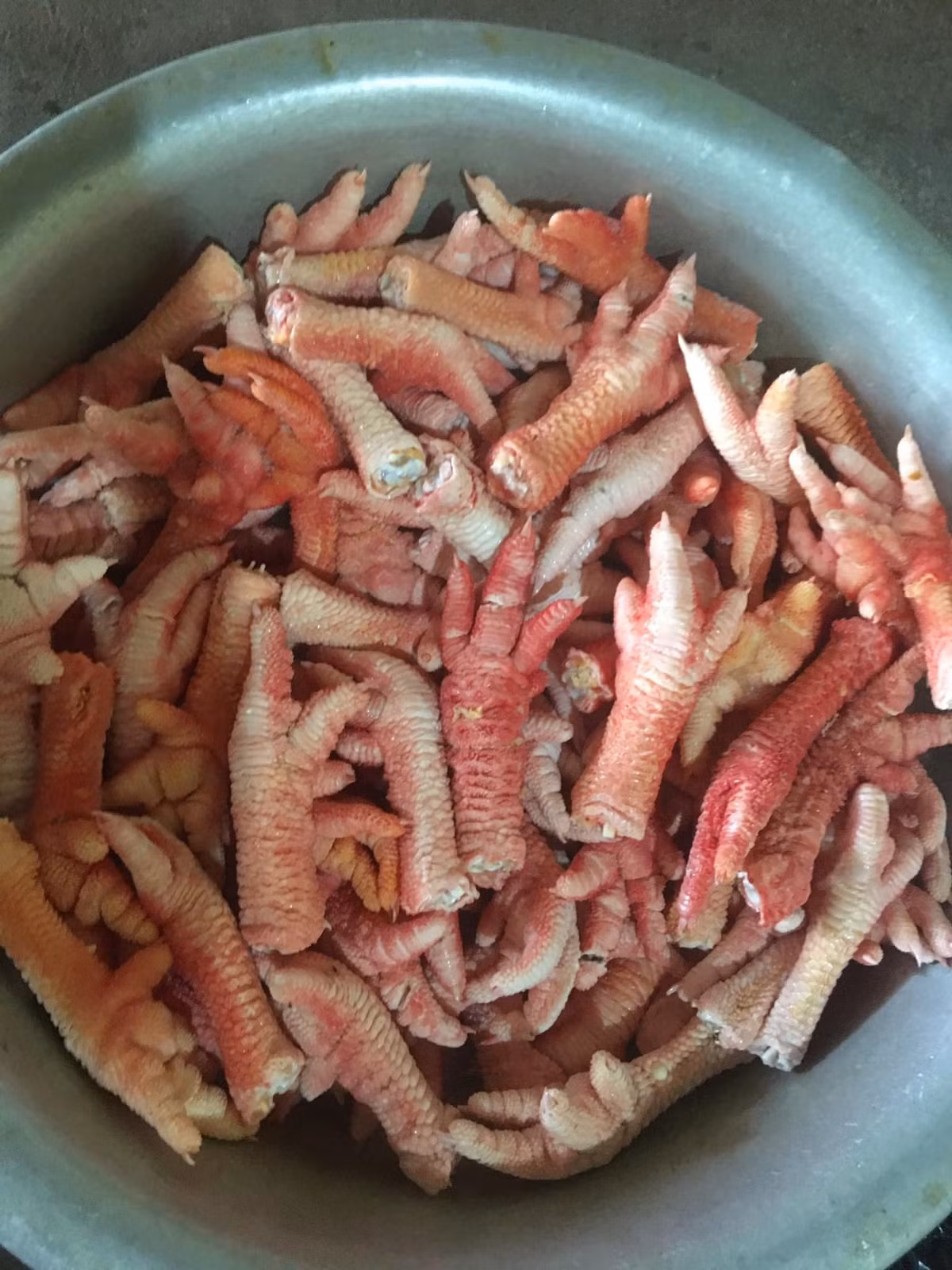 Trên thị trường, chân gà Đông Tảo được bán với giá từ 370.000 - 1,3 triệu đồng/kg, tuỳ loại chân to, nhỏ khác nhau. Ảnh: Facebook