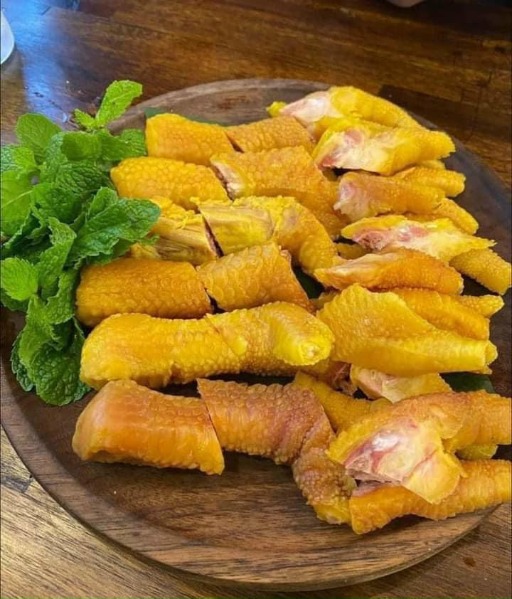 Đáng chú ý, chia sẻ trên Arttimes, một người buôn chân Đông Tảo nhiều năm cho rằng, những chiếc chân gà Đông Tảo khổng lồ có thể là từ gà chết hoặc gà bị bệnh. Ảnh: Facebook