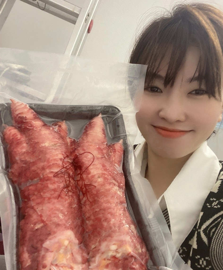 Cụ thể, chân gà loại 8 - 9 chiếc/kg giá 370.000 đồng/kg, loại 6 chiếc/kg giá 420.000 đồng/kg, Đặc biệt, chân gà Đông Tảo to nhất 2-3 chiếc/kg thuộc hàng hiếm, giá lên tới 1,350 triệu đồng/kg. Ảnh: Infonet